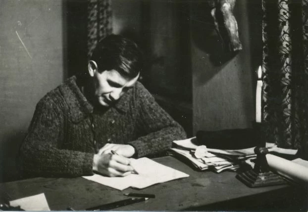 
Jerzy Harasymowicz przy stole na ul. Łobzowskiej, lata 60. Fot. Z archiwum domowego rodziny Harasymowiczów
