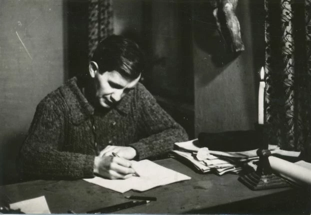 Jerzy Harasymowicz przy stole na ul. Łobzowskiej, lata 60. Fot. Z archiwum domowego rodziny Harasymowiczów
