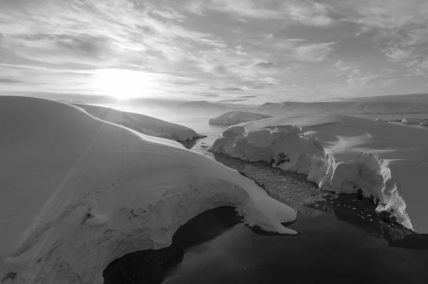 
Wybrzeże Półwyspu Antarktycznego z lotu ptaka. Fot. Wojciech Nawrocki
