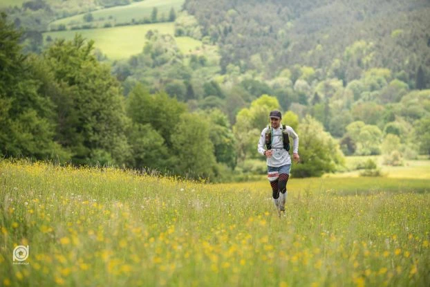 Kornel Wojczuk na początku podbiegu pod Polańską, około 55 km trasy. Fot. Paweł Duda Fotografia