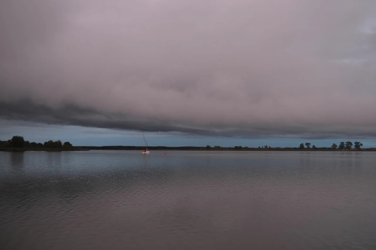 Burzowa chmura nad jeziorem. Fot. Bożena Hoffmann