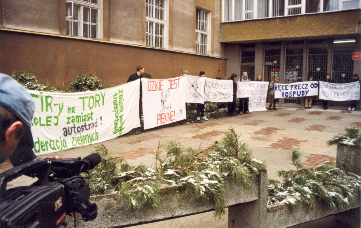 Walka o Rospudę zaczęła się w 1998 r., kiedy oddział Pracowni na rzecz Wszystkich Istot z Siemiatycz oraz „Ruch na rzecz Ziemi” z Suwałk rozpoczęły działania mające na celu zmianę przebiegu obwodnicy Augustowa.  Na zdjęciu protest przed Urzędem Wojewódzkim w Białymstoku z 1999 r. Fot. Jacek Zachara