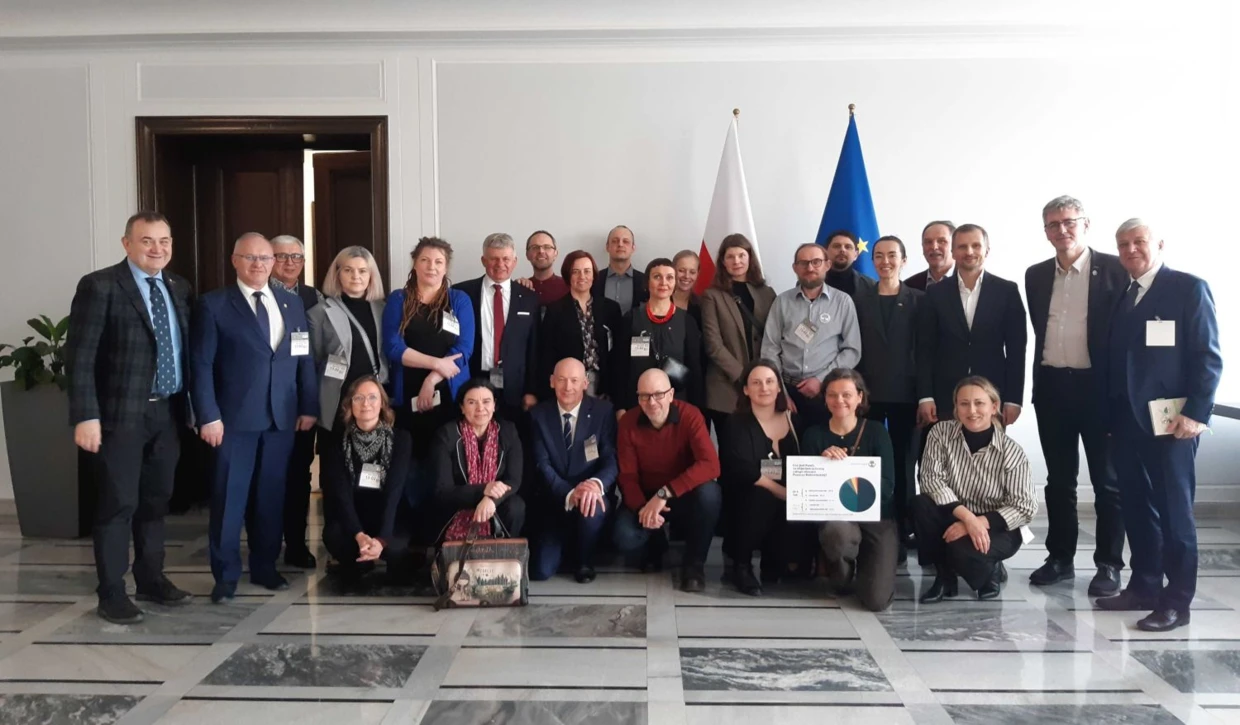 Naukowcy, przyrodnicy, prawnicy i politycy po posiedzeniu senackiej Komisji Klimatu i Środowiska, na której przedstawiano i dyskutowano projekt ustawy chroniącej całą Puszczę Białowieską jako Obiekt Światowego Dziedzictwa UNESCO. Fot. Cezary Kowalski