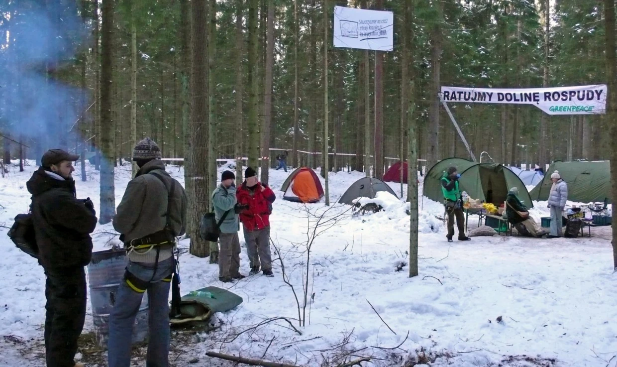 W społecznej obronie Doliny Rospudy od początku aktywny udział brało dwóch wolontariuszy „Sadyby”: Filip i Sebastian, którzy byli wspierani przez pozostałych członków stowarzyszenia (na zdjęciu Iza Lota, Danuta Worobiec oraz Marek Broniarek), a nasz baner zawisł obok banera Greenpeace. Luty 2007 r. Fot. Krzysztof A. Worobiec