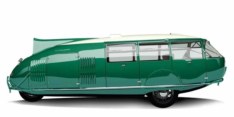 Dymaxion car – w 1933 r. Fuller skonstruował trzy prototypy samochodu inspirowanego sposobem w jaki działa natura. Opływowy kształt przypominający kroplę wody oraz tylne koło skrętne kojarzące się ze sposobem w jaki manewruje ptak albo ryba związane było z credo Fullera mówiące o konieczności tworzenia wynalazków naśladujących formy występujące w przyrodzie i dzięki temu promowaniu współpracy między człowiekiem i wszechświatem. Źródło ilustracji: Starysatyr - Own work, CC BY-SA 3.0, commons.wikimedia.org