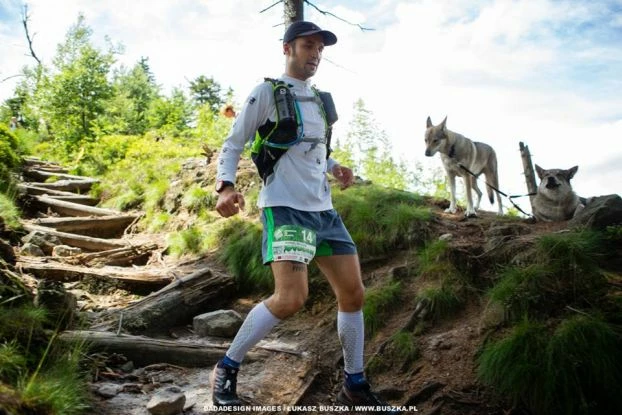 Kornel na trasie Supermaratonu z niezwykłymi kibicami. Fot. Dadadesign Images / Łukasz Buszka www.buszka.pl