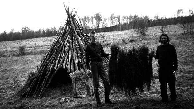 Warsztaty surwiwalowe – budowa indiańskiego szałasu. Fot. Bartek Wilk
