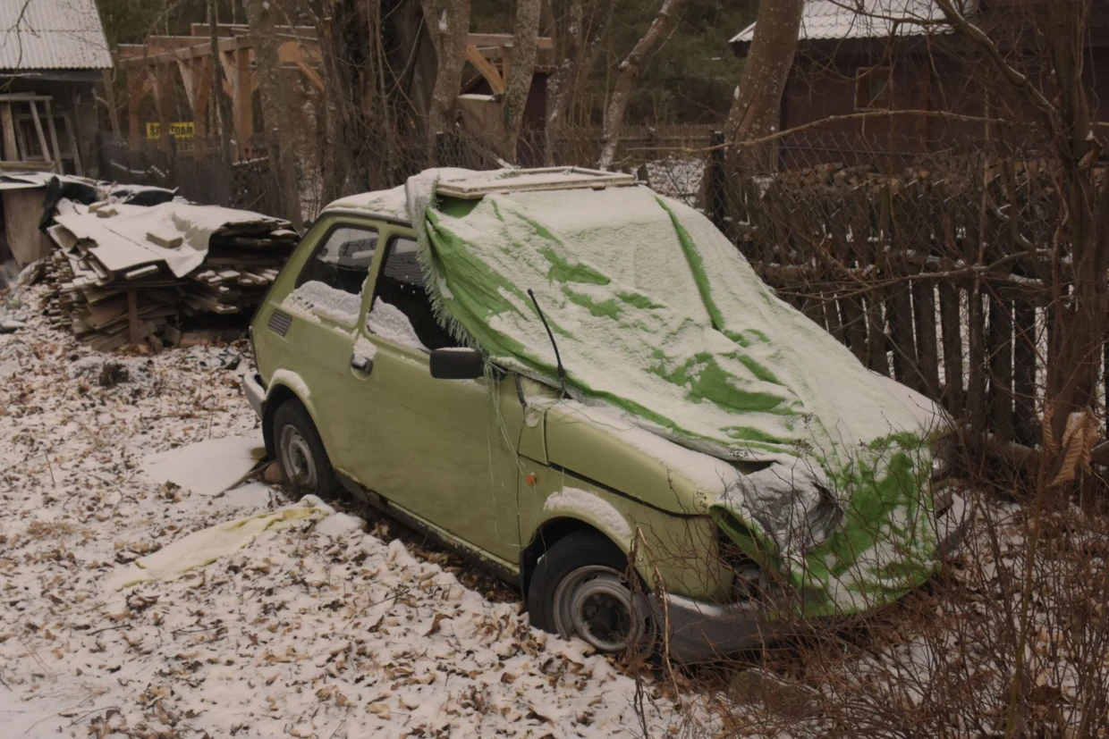 Jeden z eksponatów, który będzie eksponowany w Muzeum Ruchu Puszczańskiego i Ekologicznego – maluch Simony Kossak. Aktualnie przebywa w specjalistycznym zakładzie mechanicznym i jest odnawiany. Zdjęcie z marca 2025 r. Fot. Dariusz Morsztyn