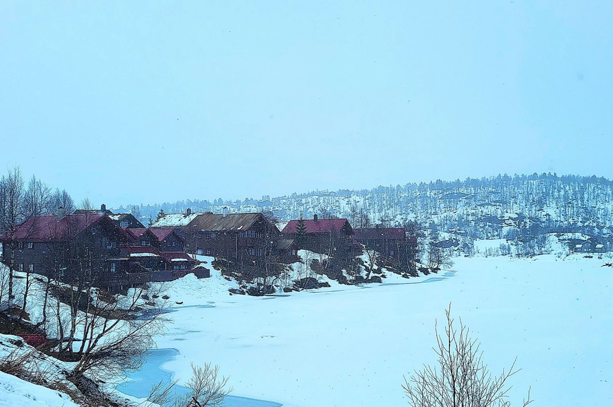 30 lat temu na skalistym półwyspie nad norweskim jeziorem stała jedna chatka, po doprowadzeniu dobrej drogi pojawiły się zbiorowiska wakacyjnych domów, widać je też wszędzie na okolicznych wzgórzach. Doskonale wyposażone i utrzymane w skandynawskim stylu rezydencje na wynajem. Właściciel chatki już tu nie przyjeżdża. Fot. Jan Marcin Węsławski