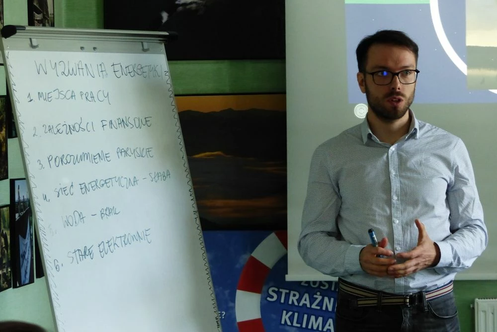 Marek Józefiak z Polskiej Zielonej Sieci przedstawia: Wyzwania polskiego sektora energetycznego w obliczu światowych trendów. Nie pominął też blasków i cieni OZE oraz energetyki obywatelskiej, czyli co Kowalski z Nowakiem mogą zrobić dobrego dla świata? Fot. Diana Maciąga