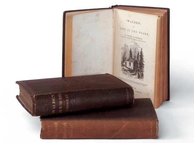 Trzy książki autorstwa Thoreau, w tym dwa egzemplarze „Walden, czyli życie w lesie”, z kolekcji Concord Muzeum. Fot. David Bohl