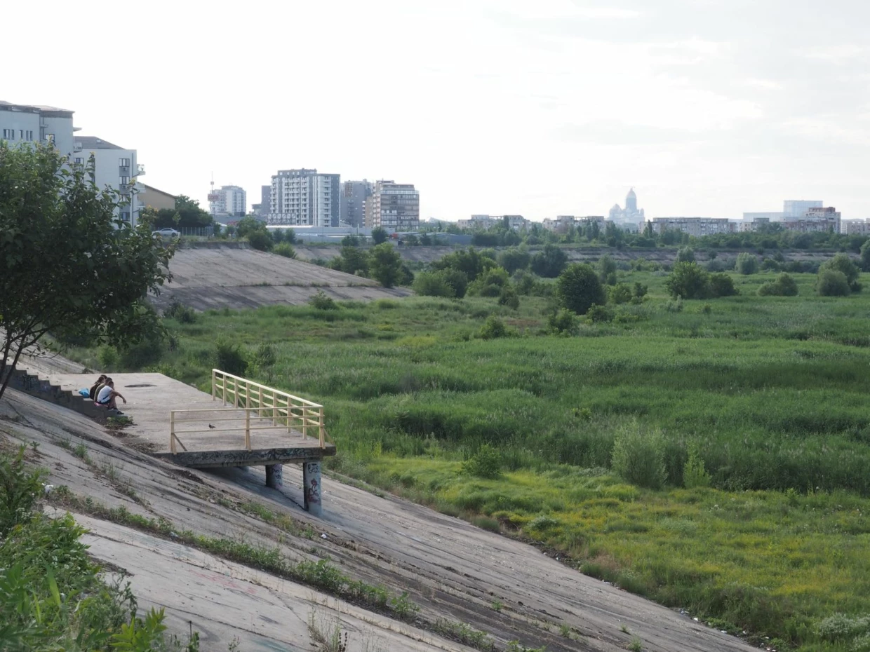 Betonowe nabrzeże nieukończonego jeziora, Park Naturalny Văcărești. Fot. Kacper Kępiński
