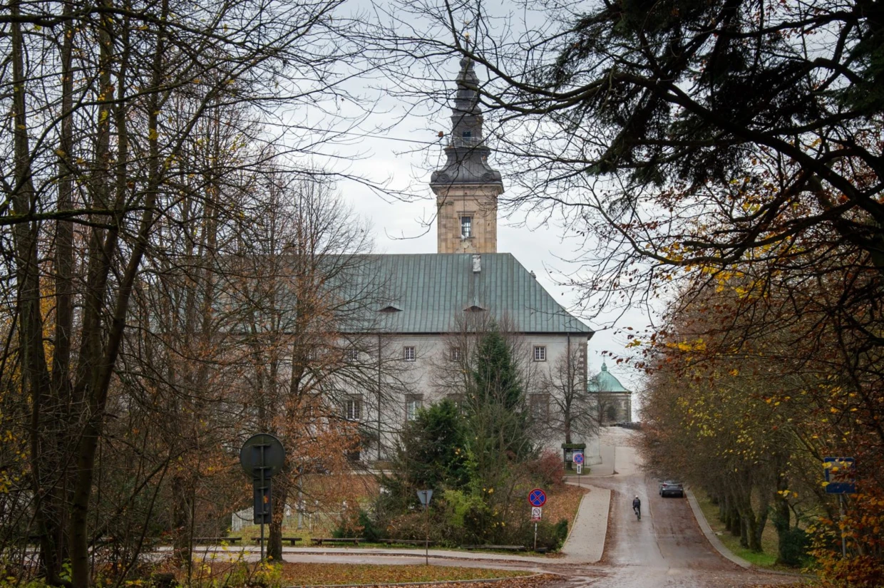 Teren bezprawnie usunięty z granic Świętokrzyskiego Parku Narodowego. Budynek ciężkiego więzienia w czasach sanacji, w którym przebywał m.in. Stepan Bandera. Dziś muzeum ŚPN, które przejęli oblaci. Fot. Łukasz Misiuna