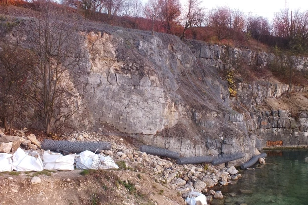 
Metalowe siatki pokrywają całe połacie skał zalewu, nawet w miejscach gdzie nie jest planowane kąpielisko. Fot. Mariusz Waszkiewicz
