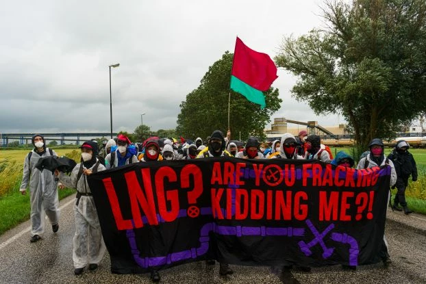 
„Żartujecie sobie ze mnie?” gra słów między fracking – szczelinowanie hydrauliczne – a uniwersalnym angielskim słowem na „f”. Fot. Luca Engelhard
