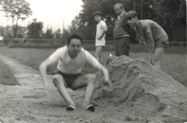 
Jedynie na skoczni w dal przy ulicy Bursaki w 1989 roku był kawałek tartanu w całym mieście. Dzisiaj w tym miejscu piękna skocznia i ładny stadion lekkoatletyczny, w tamtych latach o takim można było tylko pomarzyć. Fot. Archiwum Grzegorza Bożka
