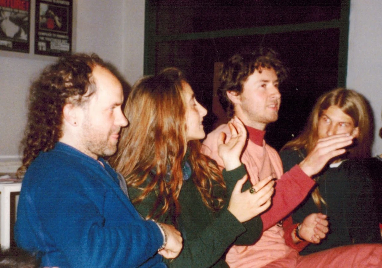 Wojciech Owczarz (drugi z prawej) podczas otwarcia wystawy „Dlaczego?” w Krośnie w październiku 1993 r. Na fotografii widoczny również Jacek Bożek (pierwszy z lewej), prezes „Klubu Gaja”. Fot. Archiwum Stowarzyszenia Kultury Alternatywnej „Kaktus”