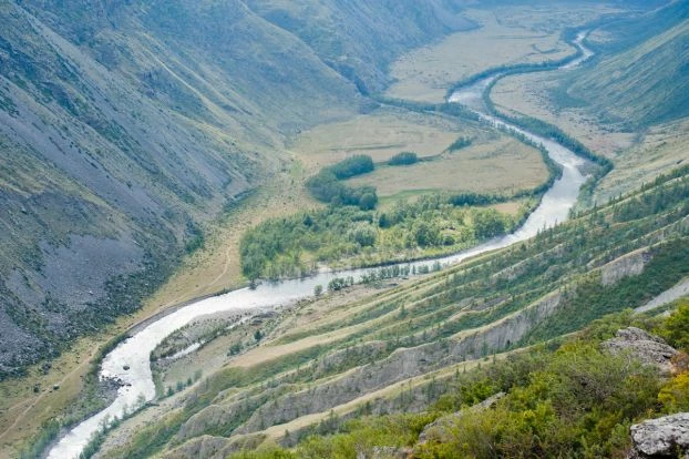 
Górskie stepy w Ałtajskim Zapowiedniku położone są m.in. w dolinie największej rzeki zapowiednika – Czułyszmanu. Fot. Natalia Sudets
