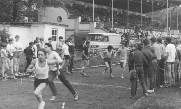 
Magia zawodów na miejskim stadionie, tutaj sztafeta 4x400 metrów. Inne stroje, inne buty, inna nawierzchnia. Krosno, maj 1989 r. Fot. Archiwum Grzegorz Bożka
