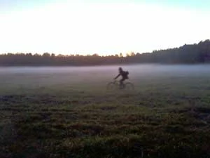 
Zwiedzanie Puszczy to niezapomniane chwile i piękne widoki. Puszczańska mgła na polanie niedaleko Czerlonki. Fot. Mirek Arczak

