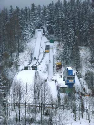 
Średnia Krokiew jest obiektem wymagającym gruntownego remontu. Drugim obiektem jest skocznia narciarska Wielka Krokiew. Fot. Paweł Kociel
