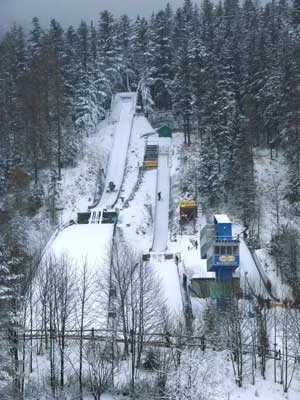 
Średnia Krokiew jest obiektem wymagającym gruntownego remontu. Drugim obiektem jest skocznia narciarska Wielka Krokiew. Fot. Paweł Kociel
