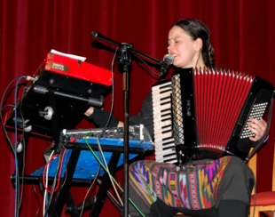 
Karolina Cicha podczas koncertu Klubu Myśli Ekologicznej w Katowicach, 12 marca 2019 r. Fot. Mira Jankowiak
