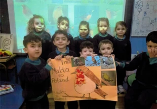 
„Z Malty do Polski” – zdjęcie uczniów w trakcie zajęć o ptakach w ramach naszej akcji, nadesłane z St. Francis School na Malcie

