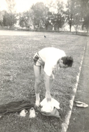 
Po treningu na ulubionym stadionie, Krosno, ul. Bursaki, sierpień 1990. Fot. Archiwum Grzegorz Bożka
