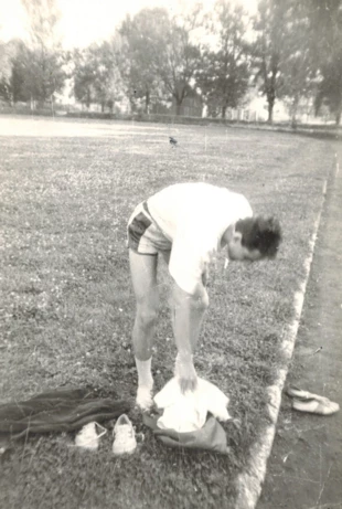 Po treningu na ulubionym stadionie, Krosno, ul. Bursaki, sierpień 1990. Fot. Archiwum Grzegorz Bożka