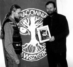 Paweł Pawlaczyk (z prawej) otrzymuje z rąk prezesa Pracowni symboliczną nagrodę Dobrodzieja Przyrody 2001. Fot. Cezary Kowalski