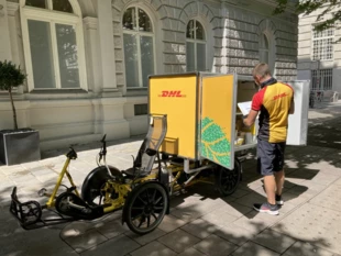 Rowery transportowe coraz częściej zastępują furgonetki w miastach, dzięki czemu spada zanieczyszczenie powietrza, hałas i problem z zakorkowanymi ulicami. Wiedeń. Autor: Tischbeinahe, Wikimedia Commons, Licencja CC BY-SA 4.0