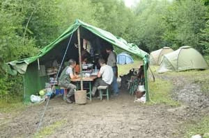 
Terenowa stacja badawcza Akcja Carpatica w Myscowej. Namiot główny i namioty sypialne. Fot. Witold Ziaja
