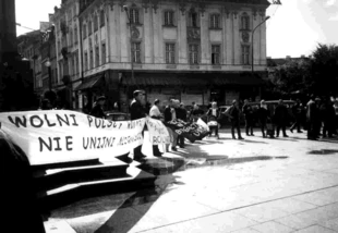 Protestujący rolnicy na Placu Zamkowym w Warszawie 19 września 2001 r. Fot. Archiwum