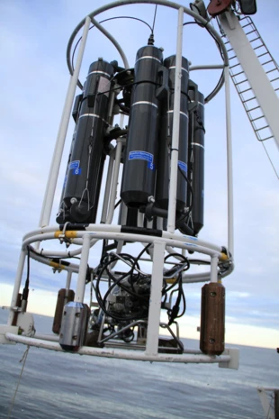 Taki kombajn urządzeń hydraulicznych, komputerów i czujników zwany w skrócie rozetą, opuszczamy z pokładu statku badawczego Oceania, żeby zrozumieć co tym razem niesie wlew słonej wody do Bałtyku. Fot. Kajetan Deja, archiwum IOPAN