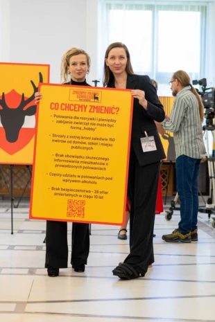 Magdalena Gałkiewicz i Karolina Kuszlewicz na otwarciu wystawy. Fot. Daniel Ciura, komitet inicjatywy UWAGA Polowanie