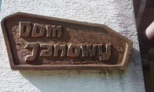 
Dom Janowy – tabliczka przy wejściu w antropozoficznym stylu. Fot. Maja Dobiasz-Krysiak
