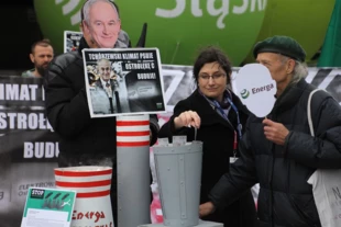 Ostrołęka C to wielka maszynka do mielenia pieniędzy i przerabiania ich na gazy cieplarniane. „Dymiąca” makieta elektrowni, w której symbolicznie zmieliliśmy pieniądze. Happening odbył się dwa razy: podczas Europejskiego Kongresu Gospodarczego i Globalnego Tygodnia Strajku dla klimatu, 2019 r. Fot. Archiwum Pracowni