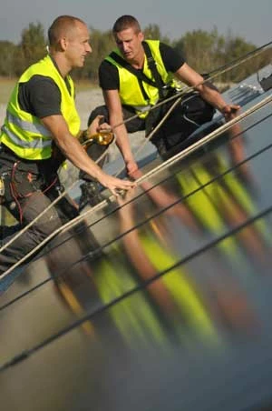 – Schronisko dla zwierząt w Korabiewicach, prowadzone przez Fundację Viva Akcja dla Zwierząt, zostało jednym z trzech laureatów konkursu Greenpeace „Uwalniamy Energię”. W ramach nagrody Greenpeace zainstalował schronisku mikroelektrownię słoneczną, która produkować będzie energię elektryczną ze słońca. 10 października 2014 r. Fot. Greenpeace/Bogusz Bilewski