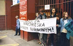 
Blokada Ministerstwa Ochrony Środowiska podczas akcji dla Puszczy Białowieskiej. Warszawa, kwiecień 1995
