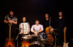 Zespół Cicho, od lewej: Michał Woźniak – bas, organy, Jieun Park – klawisze, Jakub Zieliński – perkusja, Paweł Park – wiolonczela, Michał Adamowicz – gitara, klawisze, wokal. Fot. Archiwum zespołu