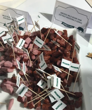 Stoisko na COP24, szynka wędzona z dzika. Fot. Diana Lelonek
