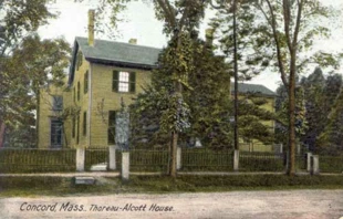 
Pocztówka przedstawiająca dom Thoreau znajdujący się przy Main Street w Concord, z kolekcji Concord Muzeum. Fot. David Bohl
