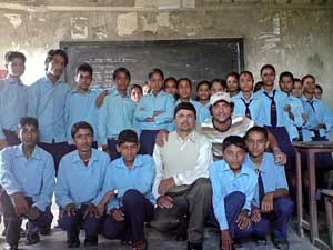 
Mohammad Tajeran z uczniami nepalskiej szkoły. Fot. Z archiwum Mohammada Tajerana
