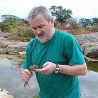 Mariusz Rybacki i żaba wodna na Bornholmie