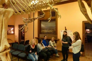 Studentki I roku dziedzictwa kulturowego i przyrodniczego na zajęciach wyjazdowych w Muzeum Ewolucji Instytutu Paleobiologii PAN w  Warszawie. Fot. Marta Liszewska