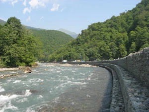 Gabionowe sztuczne brzegi Mzymty w rejonie stacji narciarskiej Roza Chutor. Fot. Andrej Rudomacha