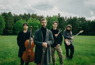 Skład zespołu wykonujący utwór „Cicha wiosna”. Od lewej: Paweł Park, Michał Adamowicz, Maciej Górecki, Michał Woźniak. Fot. Archiwum zespołu