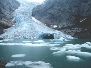 
Obserwacje lodowców nie pozostawiają wątpliwości co do realności globalnego ocieplenia. Grafika w domenie publicznej, Wolfgang Sauck, za pixabay.com
