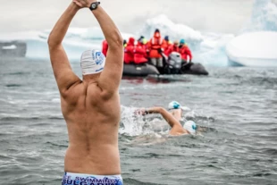 Zwycięzca wyścigu antarktycznego Petar Stoychev przygotowuje się do treningu. Fot. Archiwum International Ice Swimming Association